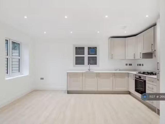 3 bedroom flat for rent in West Hill, South Croydon, CR2