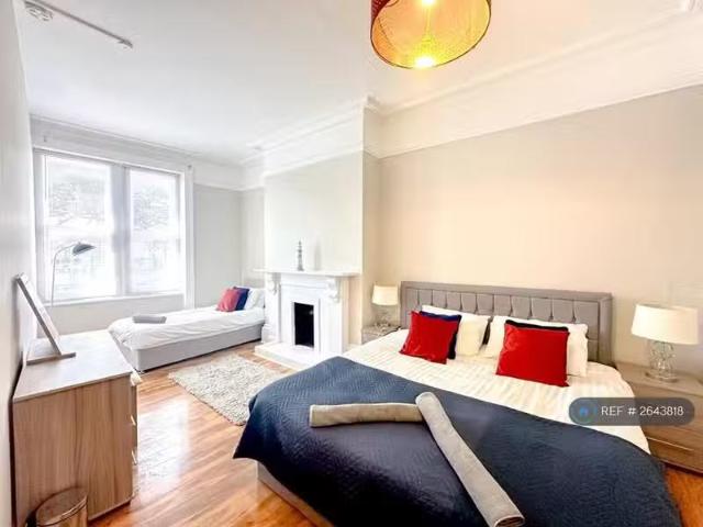 3 bedroom flat for rent in West Hill Road, Bournemouth, BH2