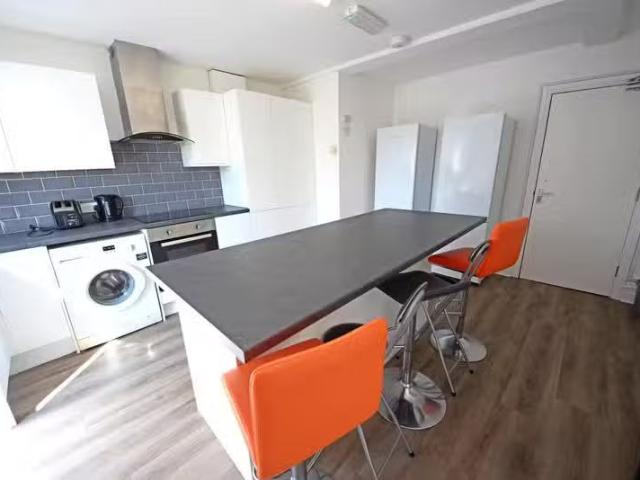 3 bedroom flat for rent in Wimborne Road, Winton, Bournemouth.