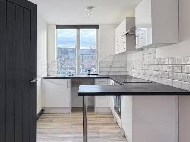 3 bedroom flat for rent in Winchester Road, London, E4