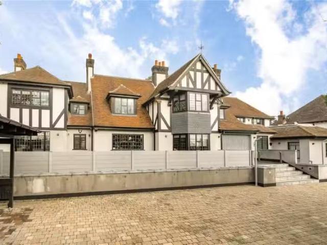3 bedroom flat for rent in Beech Hill Avenue, Hadley wood, EN4