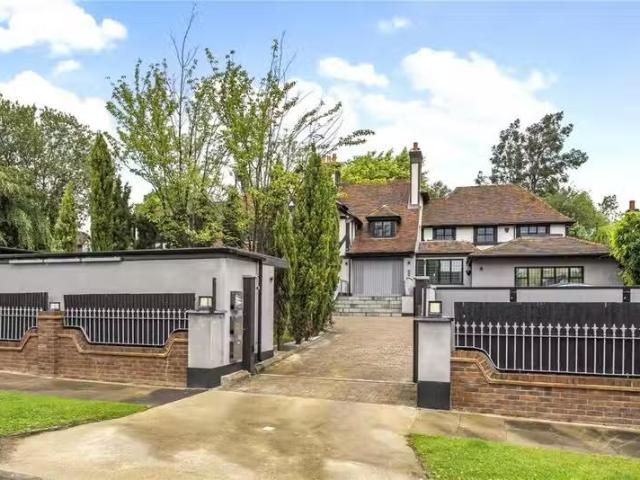3 bedroom flat for rent in Beech Hill Avenue, Hadley Wood, Her.