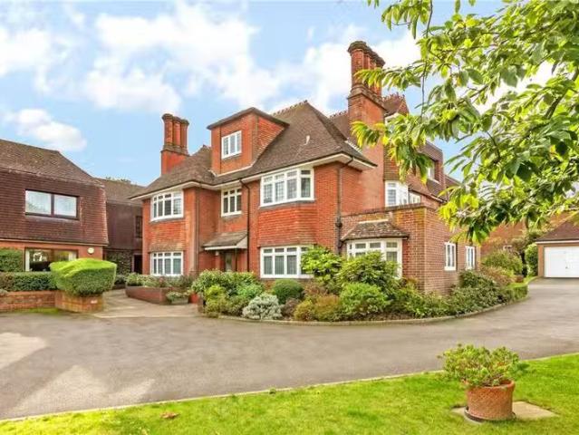 3 bedroom flat for rent in Borodale, Kirkwick Avenue, Harpende.