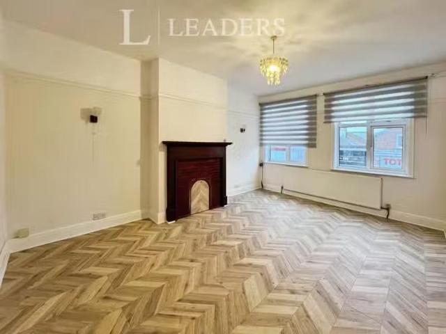 3 bedroom flat for rent in Carnarvon Road, Clacton on Sea, Esi.