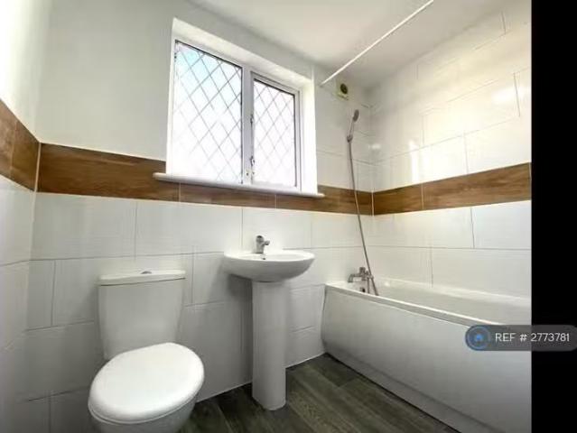 3 bedroom flat for rent in Chingford Mount Road, London, E4