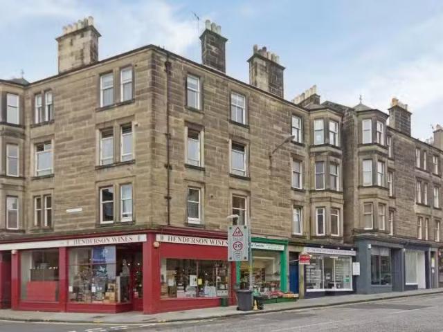 3 bedroom flat for rent in Comiston Road, Comiston, Edinburgh.