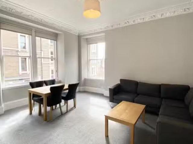 3 bedroom flat for rent in Constitution Road, City Centre, Dun.