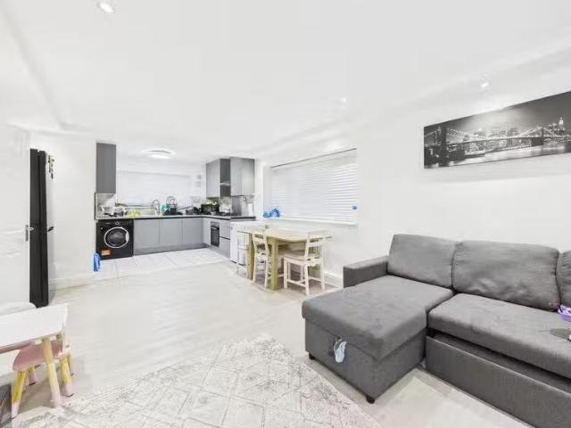 3 bedroom flat for rent in Coulsdon Road, Caterham, CR3