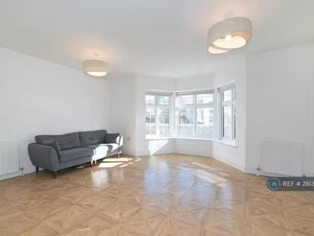 3 bedroom flat for rent in Dukes Avenue, New Malden, KT3