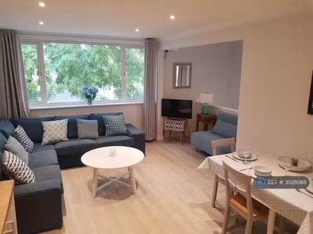 3 bedroom flat for rent in Dukes Avenue, New Malden, KT3