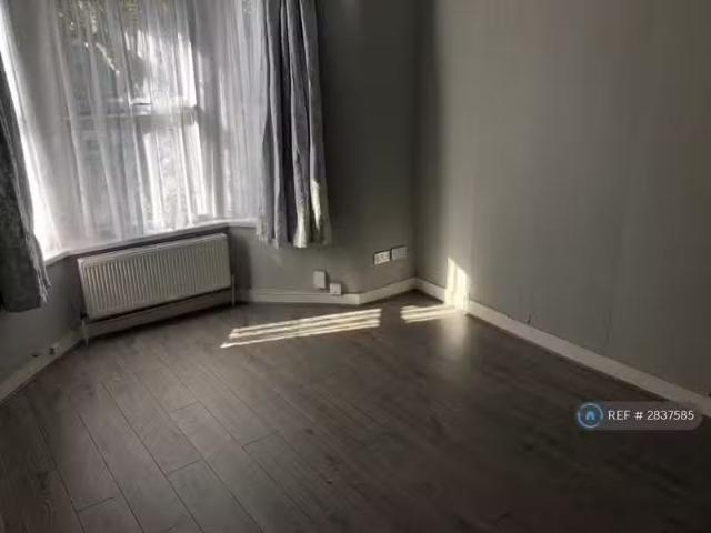 3 bedroom flat for rent in East Ham, London, E6