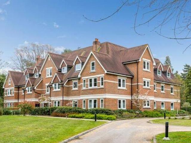 3 Bedroom Flat For Rent In Esher, Surrey
