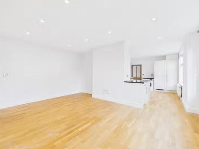 3 bedroom flat for rent in Foxgrove Avenue, Beckenham, BR3