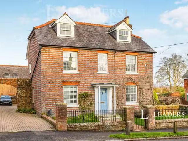 3 bedroom flat for rent in High Street, Newick, Lewes, BN8
