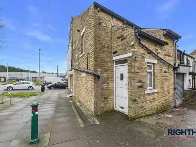 3 bedroom flat for rent in Legrams Lane, Bradford, BD7