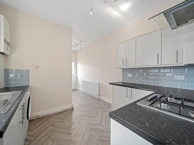 3 bedroom flat for rent in London Road, Greenhithe, DA9