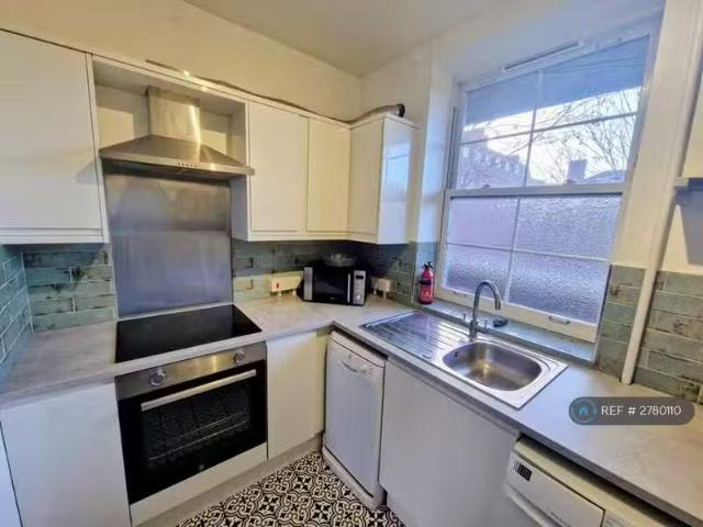 3 bedroom flat for rent in Matilda House, London, E1W