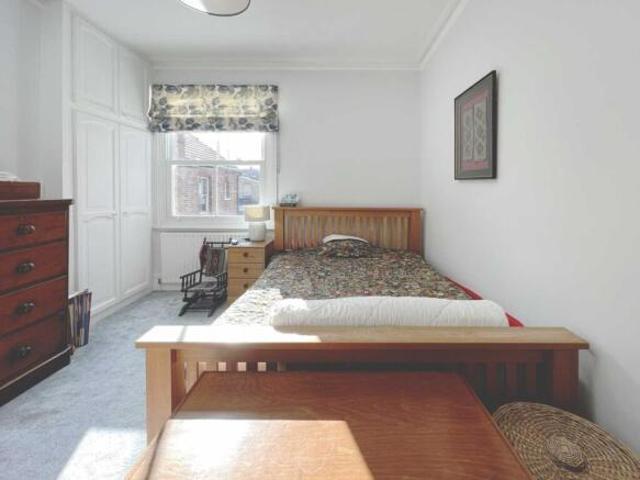 3 bedroom flat for rent in Merton Hall Road, London, SW19