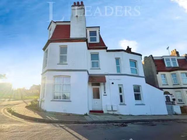 3 bedroom flat for rent in New Pier Street, CO14