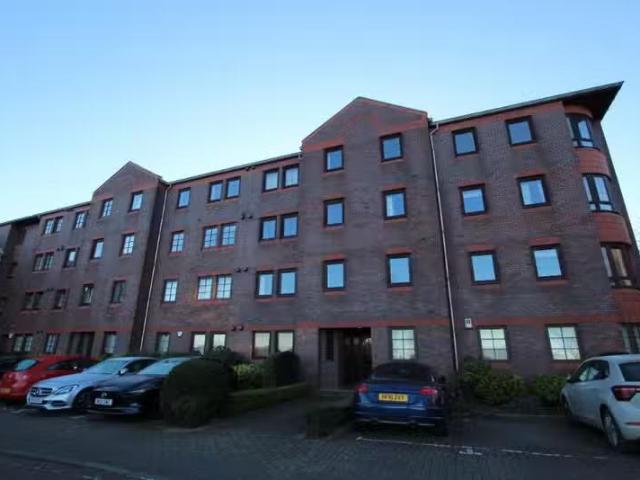 3 bedroom flat for rent in Orchard Brae Avenue, Orchard Brae.
