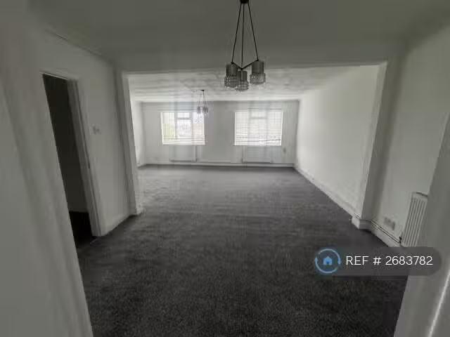 3 bedroom flat for rent in Parrock Road, Gravesend, DA12