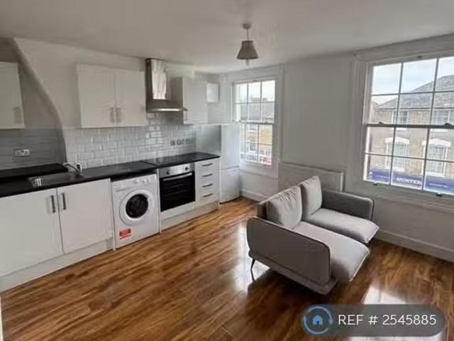 3 bedroom flat for rent in Parrock Street, Gravesend, DA12