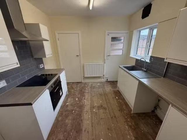 3 bedroom flat for rent in Springfield Court, Stratford Road.