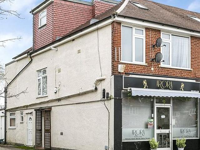3 bedroom flat in Thames Ditton