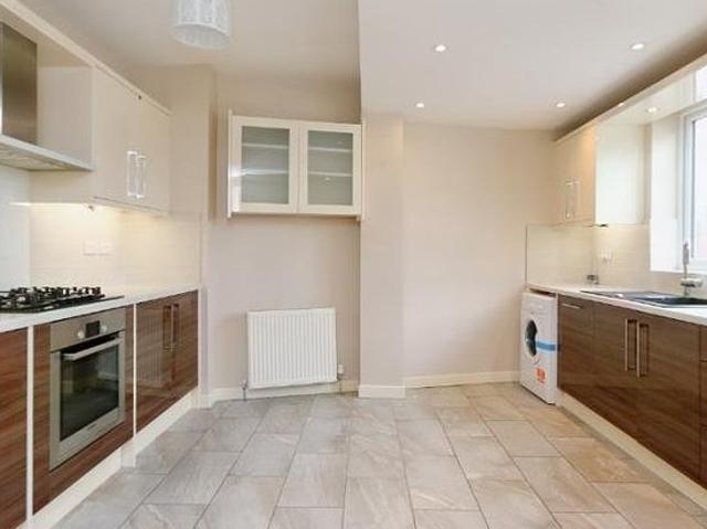 3 bedroom flat in Thames Ditton