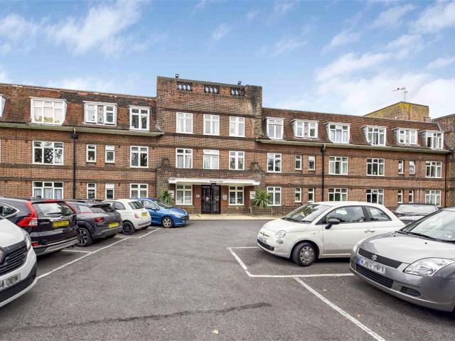 3 bedroom flat in Thames Eyot, Cross Deep, Twickenham, Middlesex, TW1