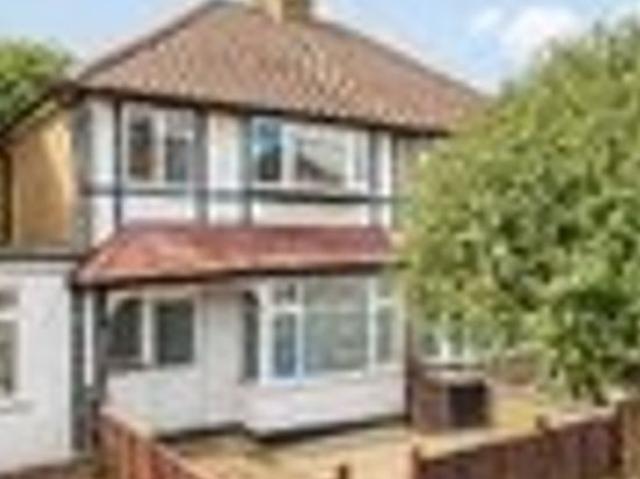 3 bedroom flat in Twickenham
