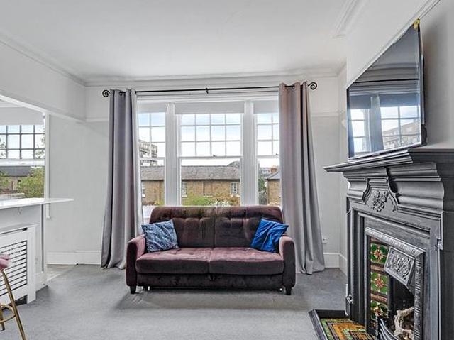 3 bedroom flat in Twickenham