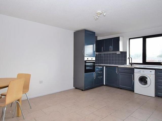 3 bedroom flat in Barking