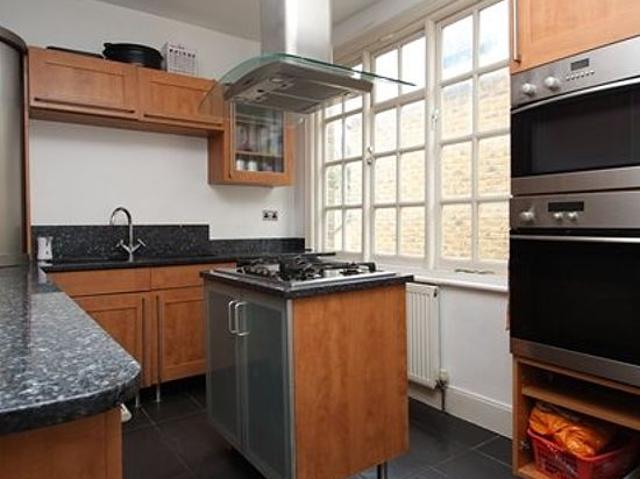 3 bedroom flat in Bromley