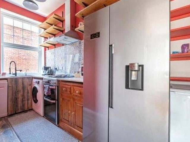 3 bedroom flat in Bromley