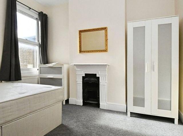 3 bedroom flat in Brentford