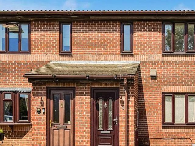 3 bedroom flat in Dagenham