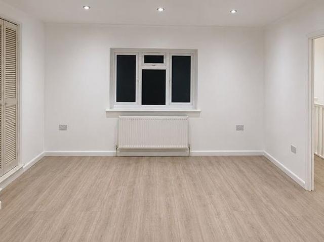3 bedroom flat in Dagenham