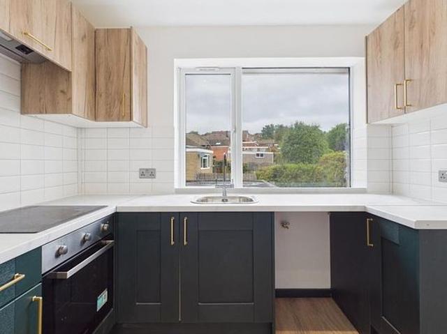 3 bedroom flat in Dronfield