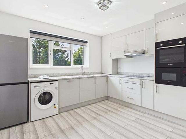 3 bedroom flat in Edgware