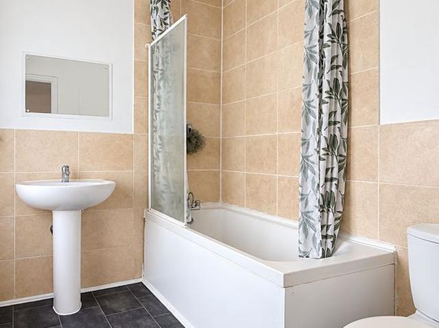 3 bedroom flat in Enfield