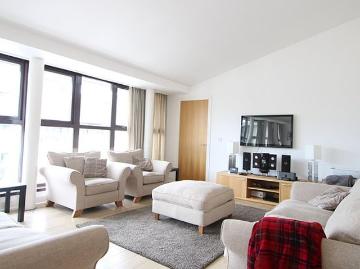 3 bedroom flat in Glasgow