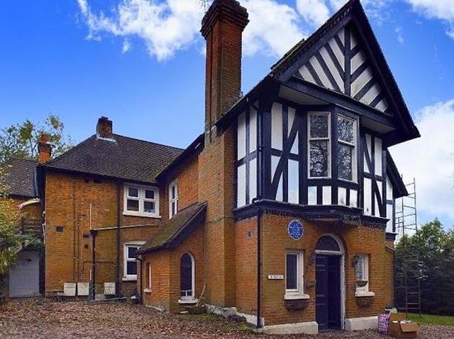 3 bedroom flat in Harrow