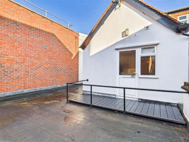 3 bedroom flat in High Street, Walton On Thames, Walton On Thames, KT12