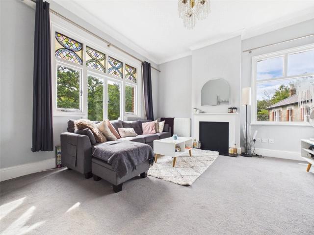 3 bedroom flat in High Street, Hampton Hill, TW12
