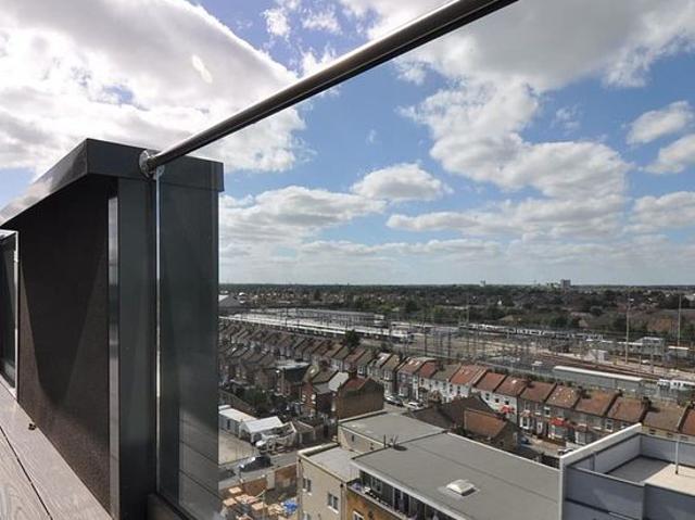 3 bedroom flat in Ilford