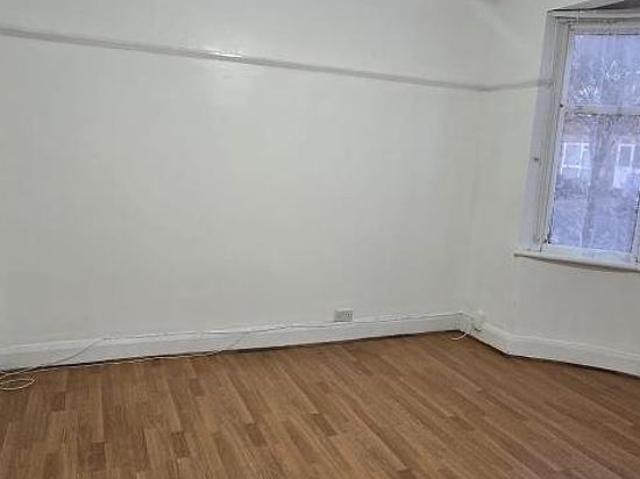 3 bedroom flat in Ilford