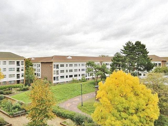3 bedroom flat in Isleworth