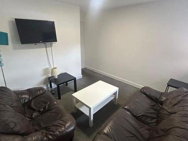 3 bedroom flat in Leeds