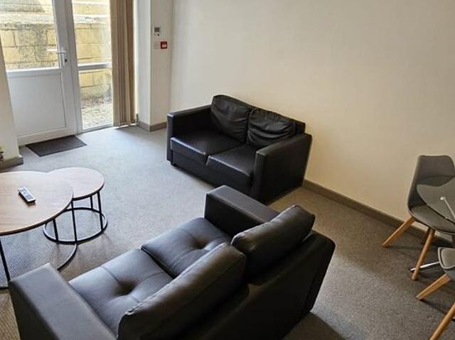 3 bedroom flat in Leeds